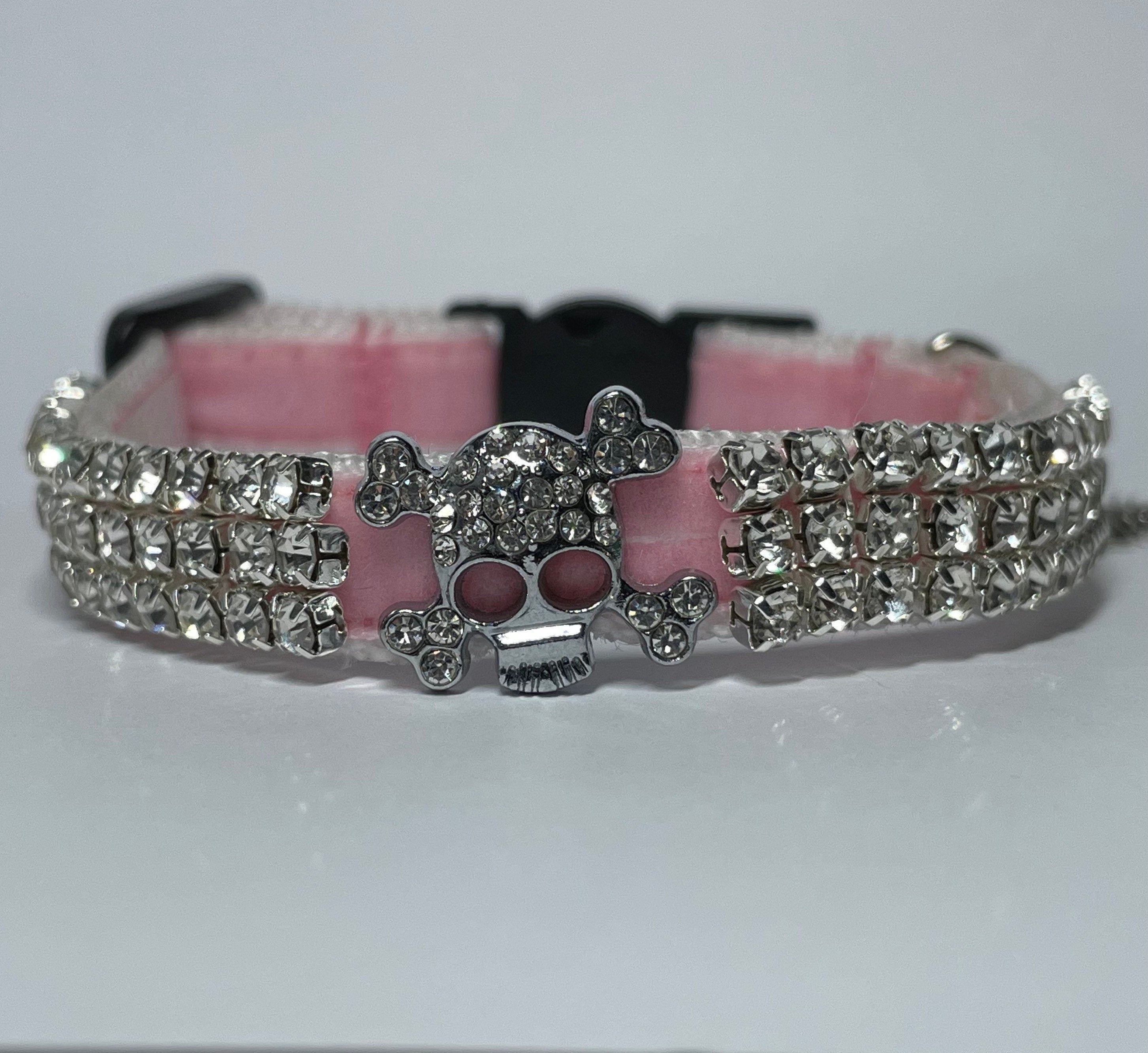 Halsband für Katzen aus rosafarbenem Samt mit Kristalltotenkopf und Glöckchen