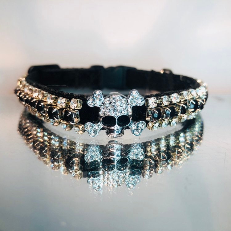 Samtenes Halsband für Katzen mit Kristall-Totenkopf und Glöckchen