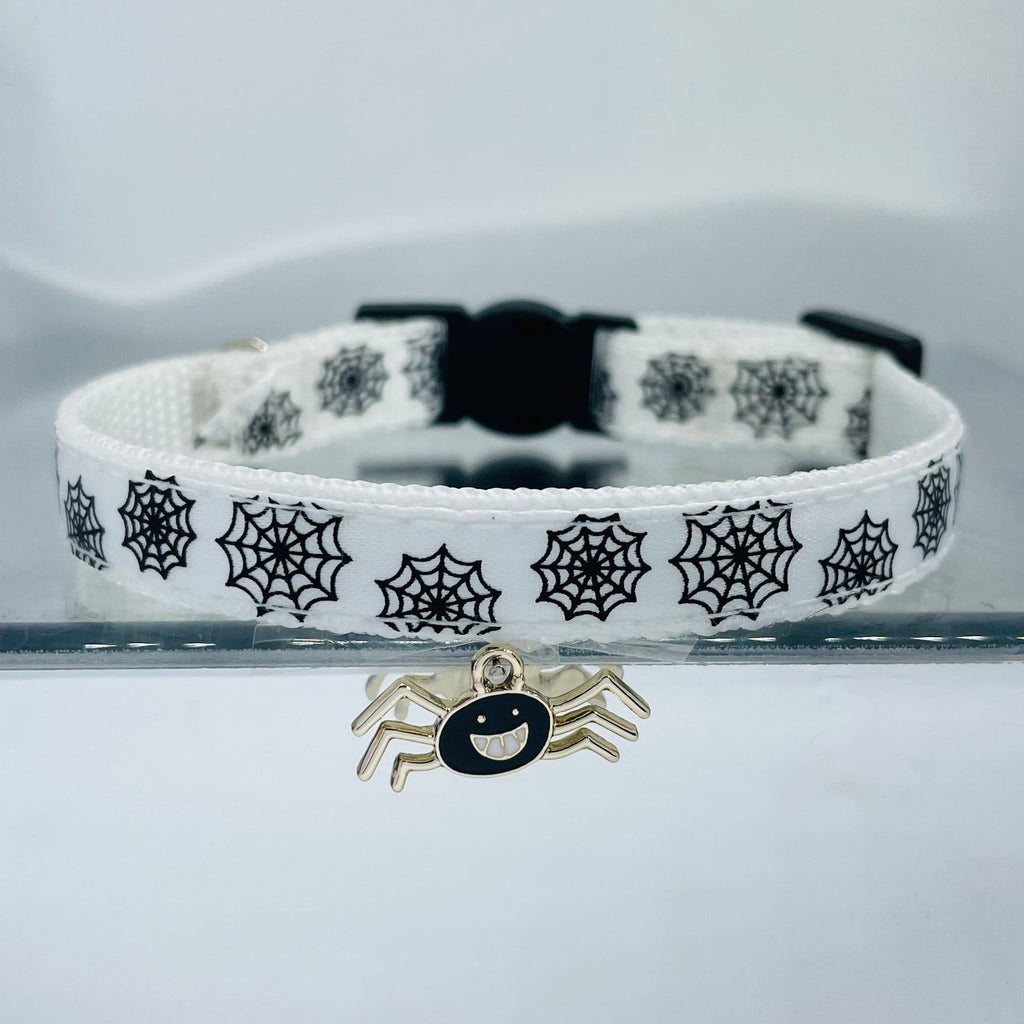 Halloween weißes Spinnennetz Katzen- oder Kätzchenhalsband mit Glöckchen und gruseligem Anhänger
