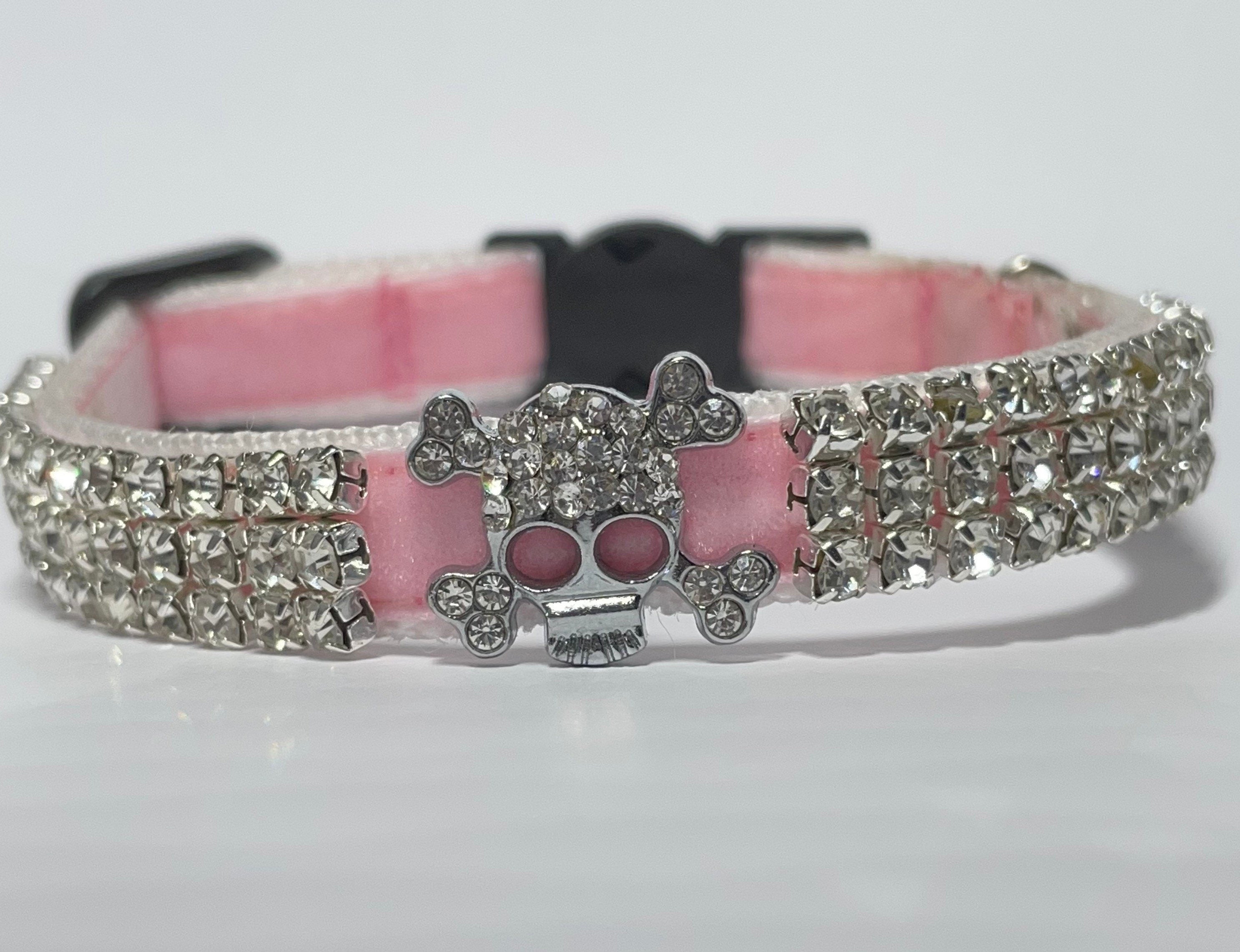Halsband für Katzen aus rosafarbenem Samt mit Kristalltotenkopf und Glöckchen
