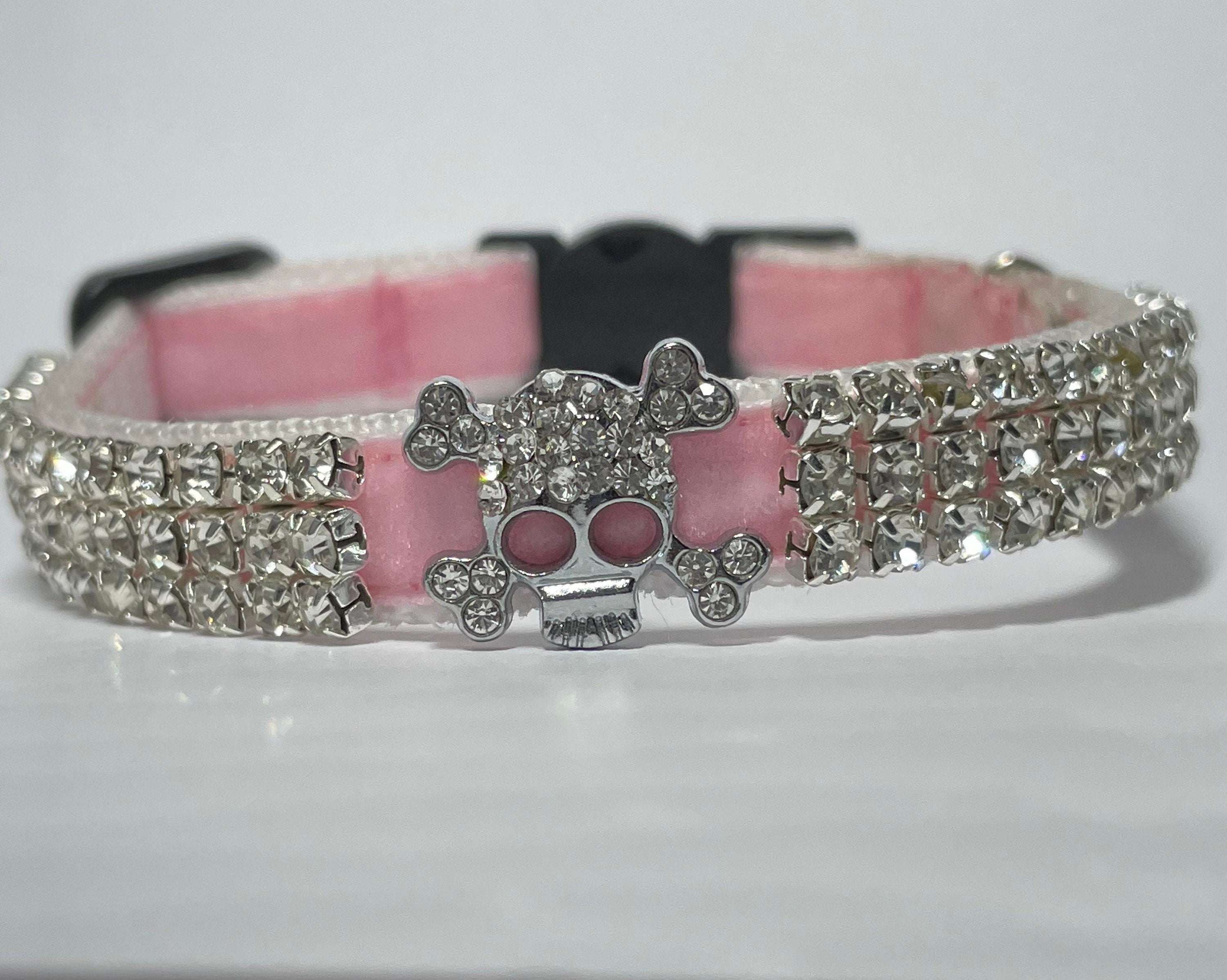 Halsband für Katzen aus rosafarbenem Samt mit Kristalltotenkopf und Glöckchen