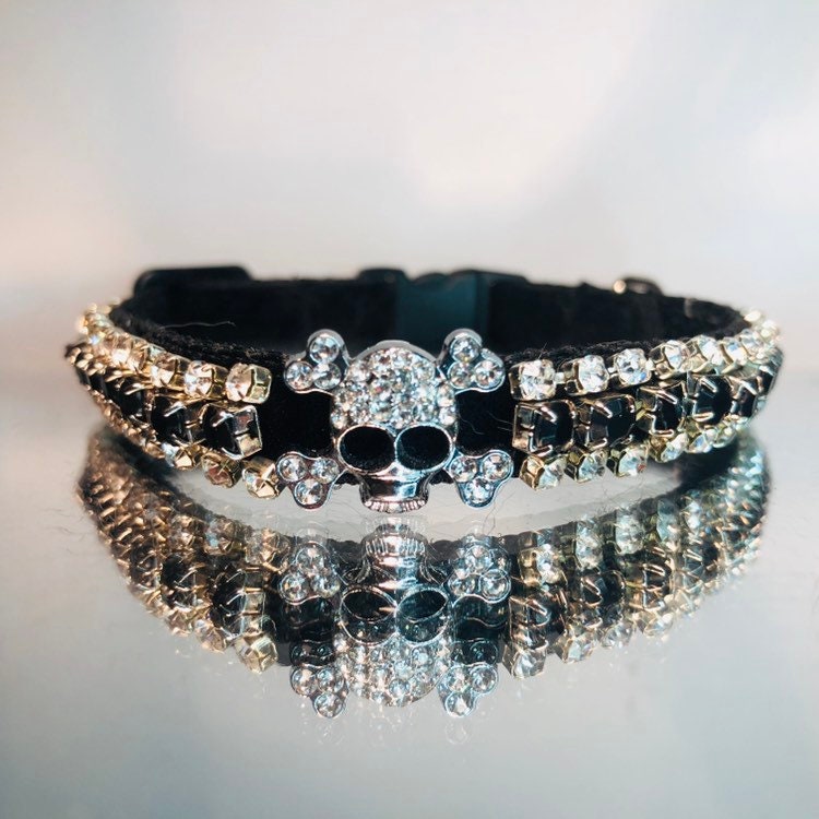 Samtenes Halsband für Katzen mit Kristall-Totenkopf und Glöckchen