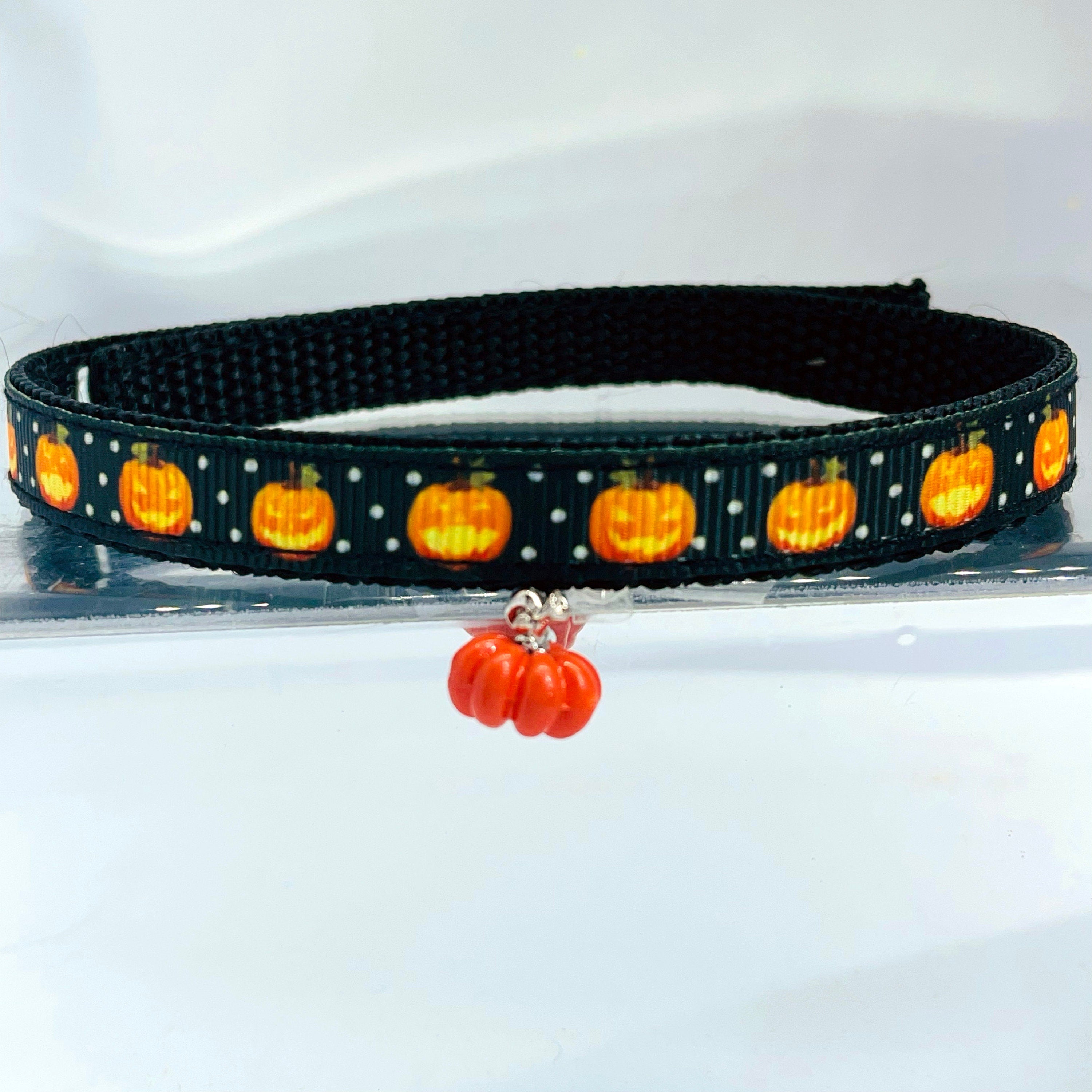 Kürbis Halloween Orange Sicherheits-Katzenhalsband mit Sollbruchstelle, passendem Anhänger und Glöckchen