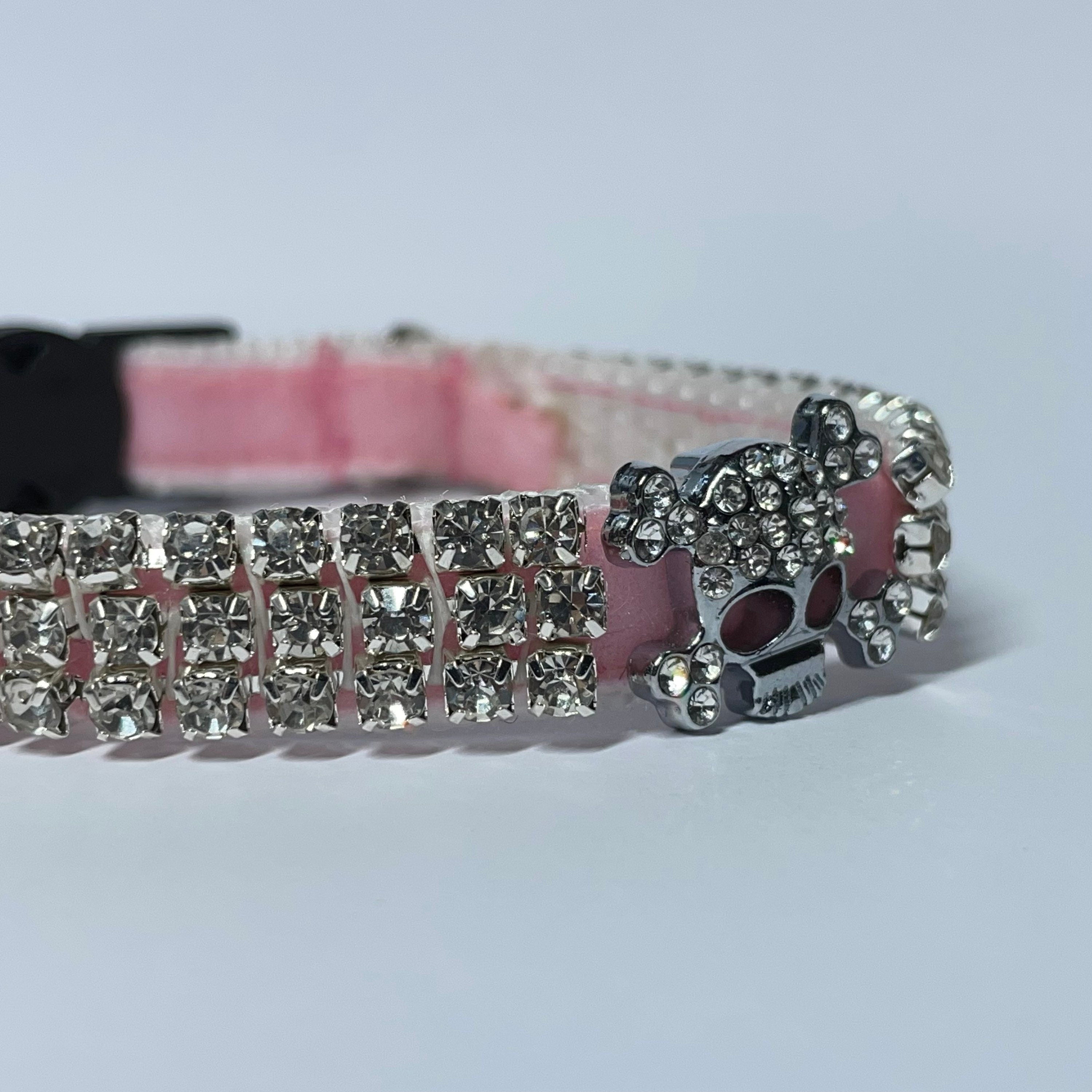 Halsband für Katzen aus rosafarbenem Samt mit Kristalltotenkopf und Glöckchen