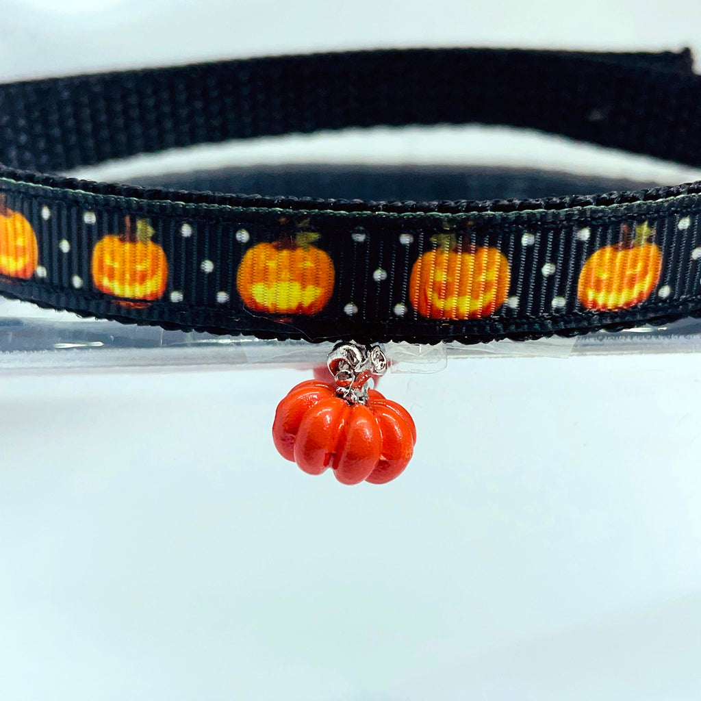 Collier de chat anti-étranglement orange citrouille d'Halloween avec breloque et clochette assorties