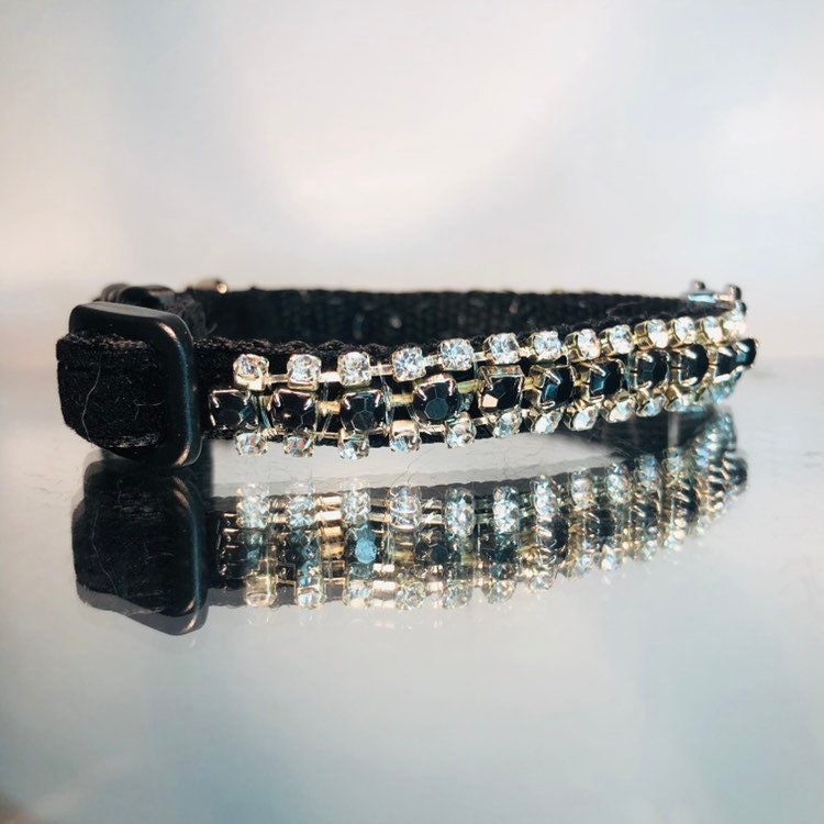 Samtenes Halsband für Katzen mit Kristall-Totenkopf und Glöckchen