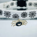 Halloween weißes Spinnennetz Katzen- oder Kätzchenhalsband mit Glöckchen und gruseligem Anhänger