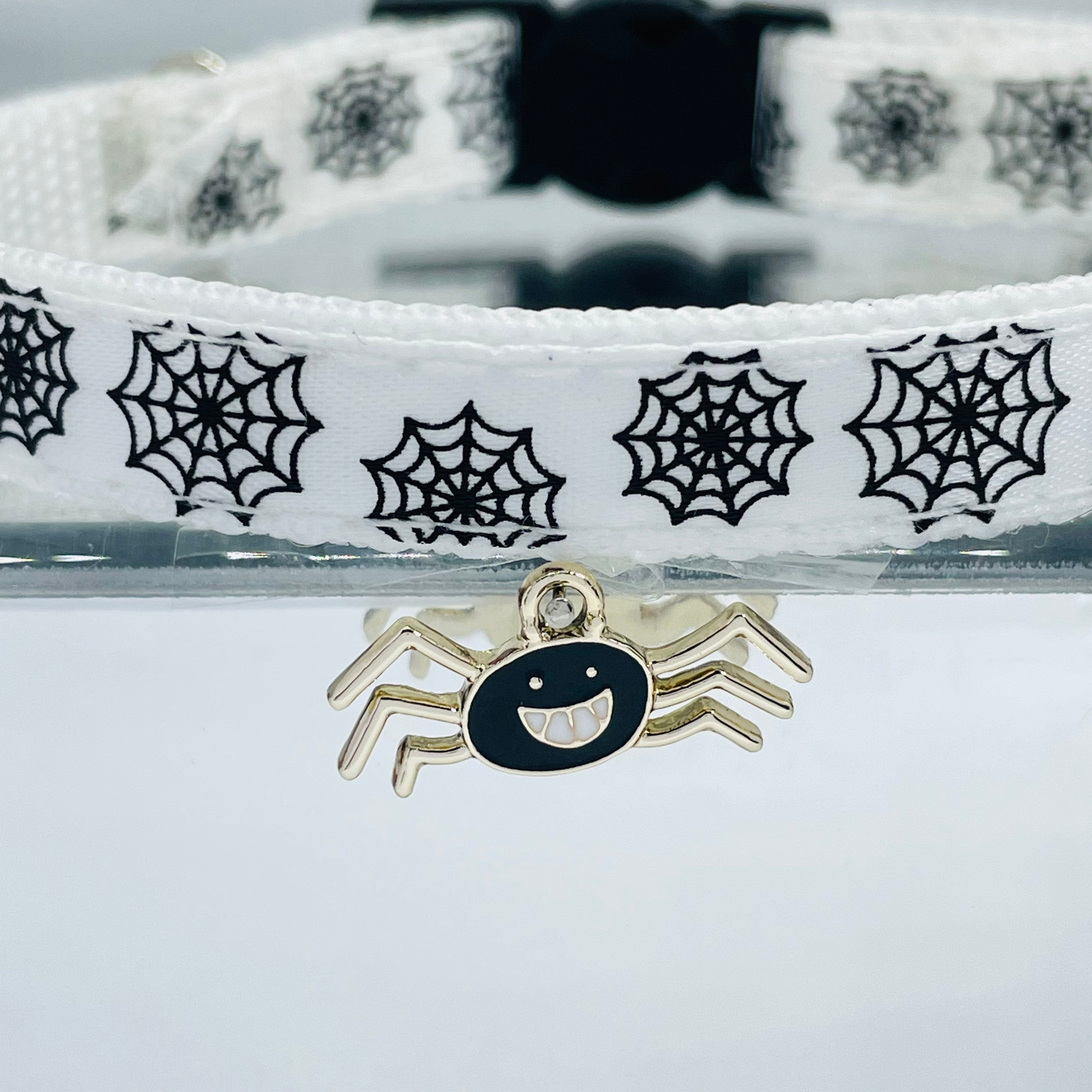 Halloween weißes Spinnennetz Katzen- oder Kätzchenhalsband mit Glöckchen und gruseligem Anhänger