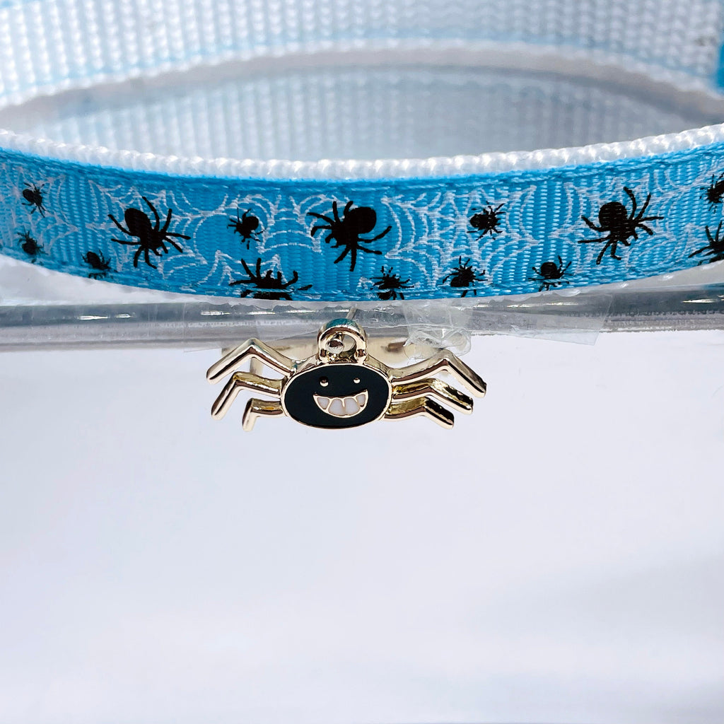 Spinnennetz-Katzenhalsband mit Glöckchen: Sicherheitsverschluss mit Sollbruchstelle