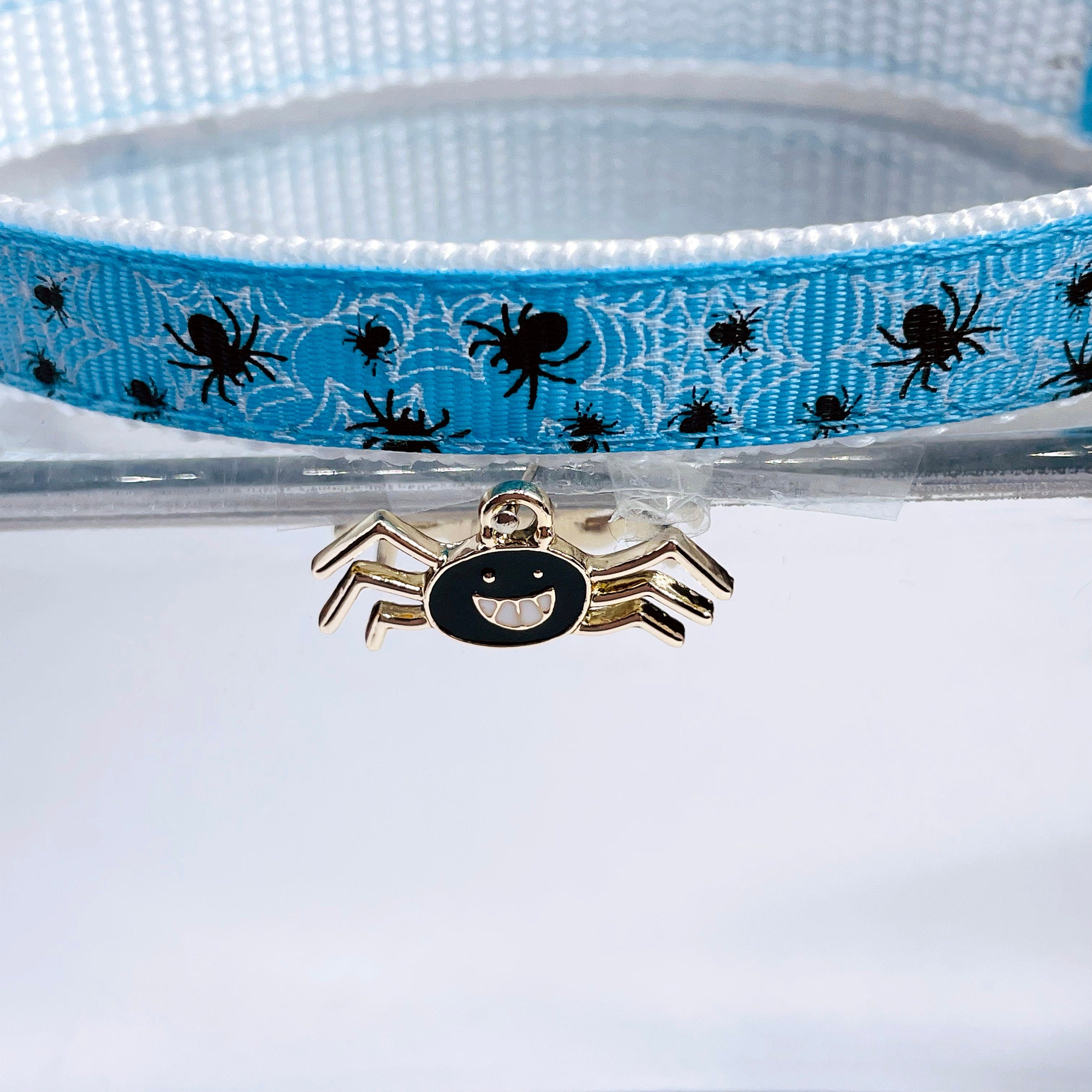 Spinnennetz-Katzenhalsband mit Glöckchen: Sicherheitsverschluss mit Sollbruchstelle