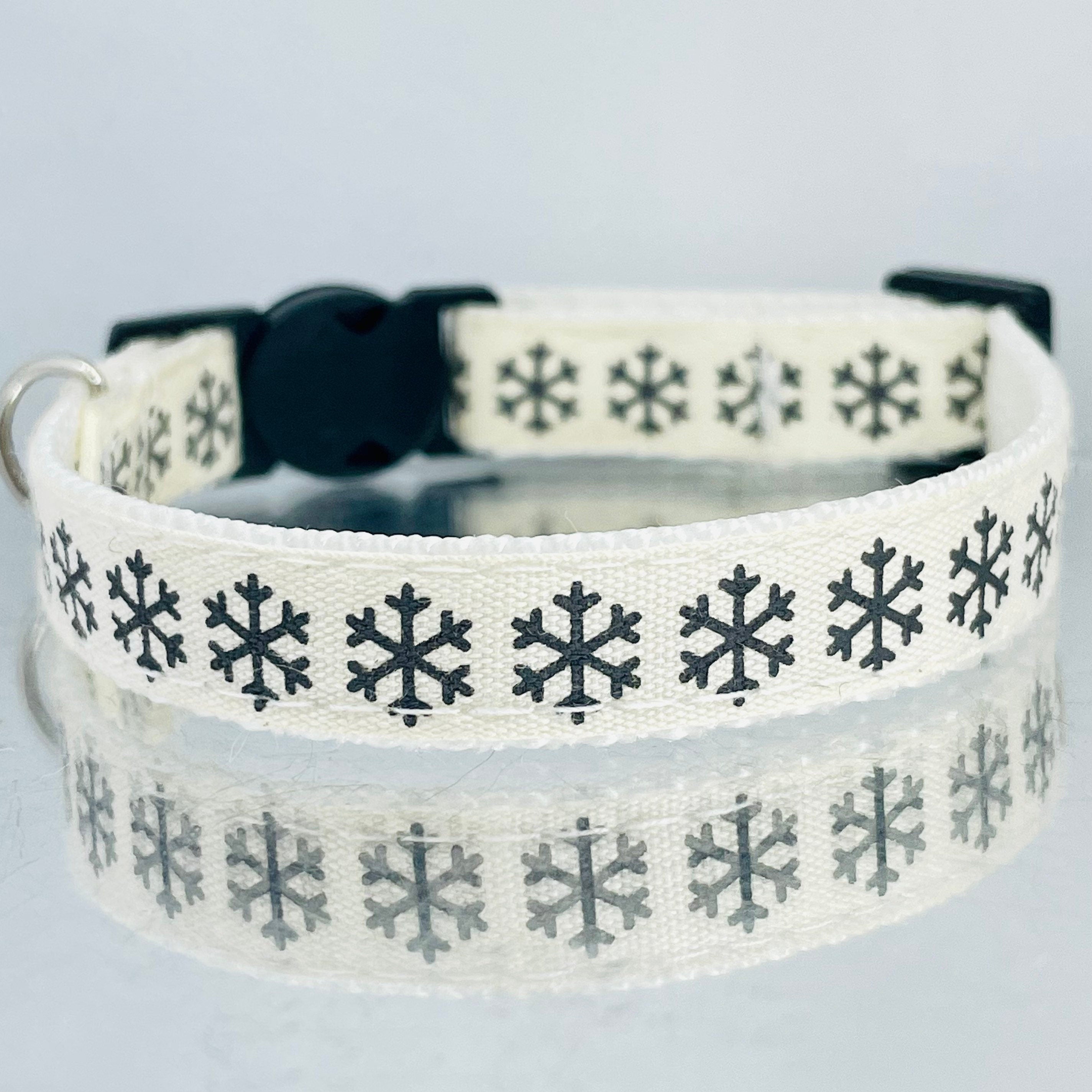 Schnee fällt Weihnachtskatzenhalsband mit Anhänger und Glöckchen