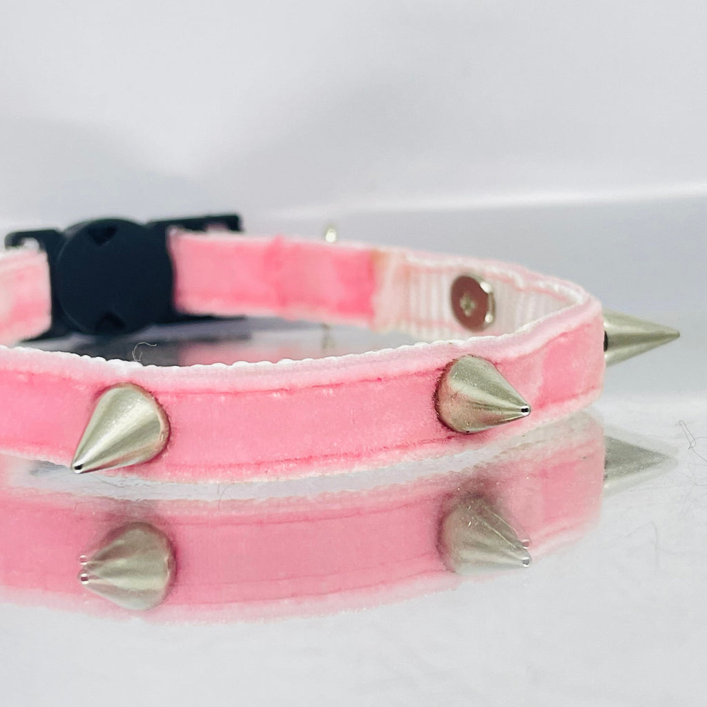Samtrosa Katzenhalsband mit Nieten und Sicherheitsverschluss – Rock-Kitty-Style für wilde Katzen!