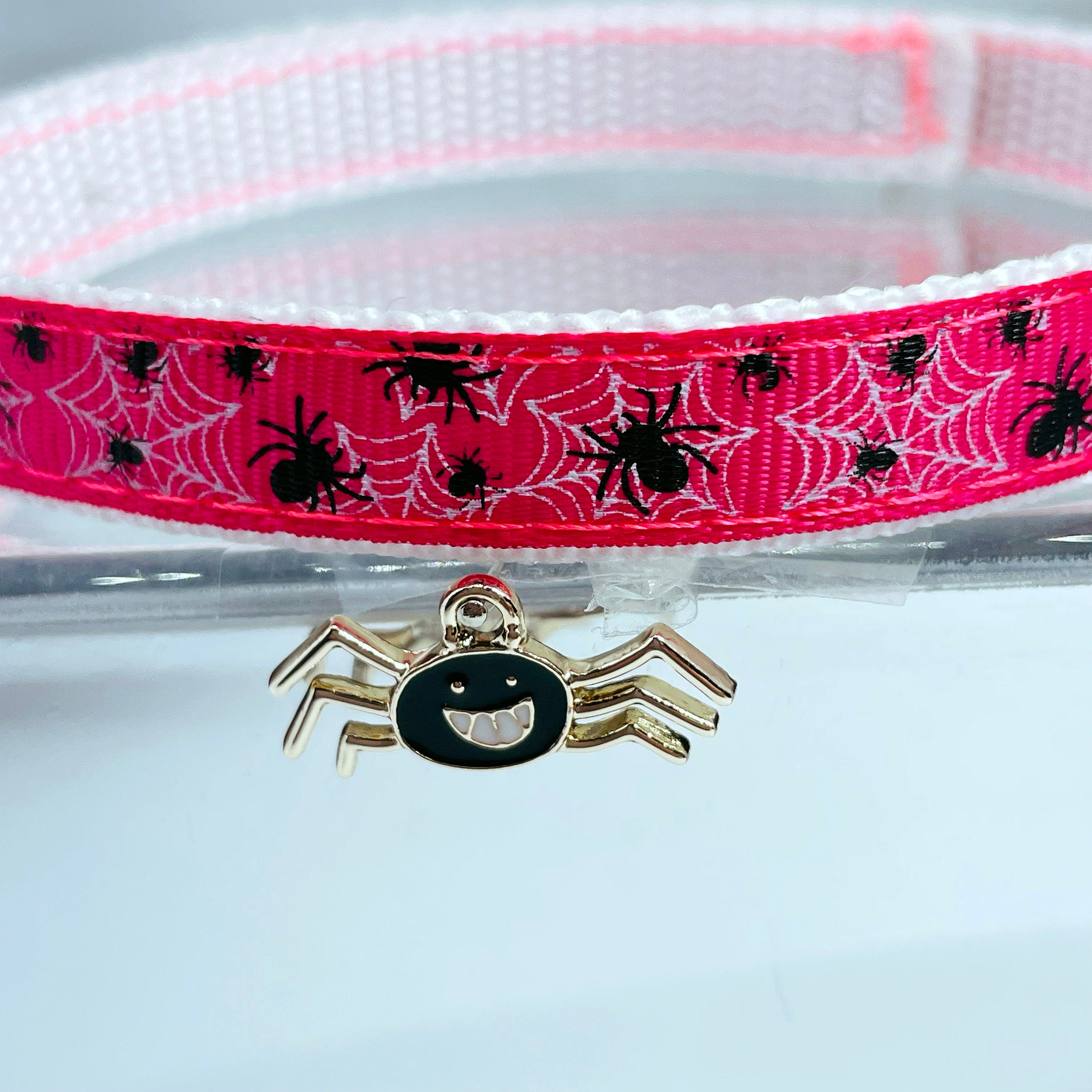 Spinnennetz-Katzenhalsband mit Glöckchen: Sicherheitsverschluss mit Sollbruchstelle