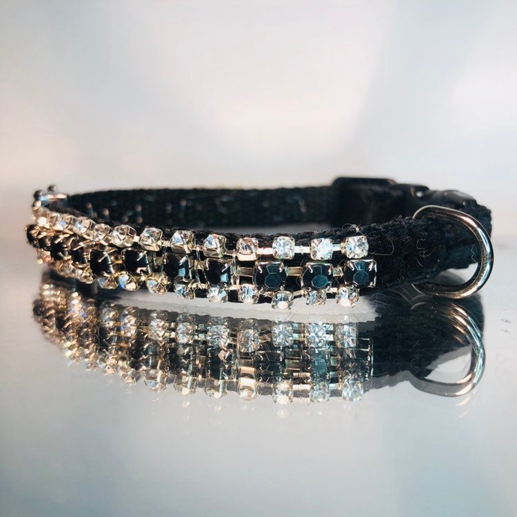 Samtenes Halsband für Katzen mit Kristall-Totenkopf und Glöckchen