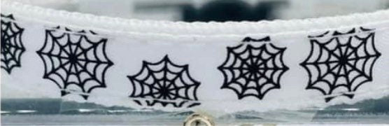 Halloween weißes Spinnennetz Katzen- oder Kätzchenhalsband mit Glöckchen und gruseligem Anhänger