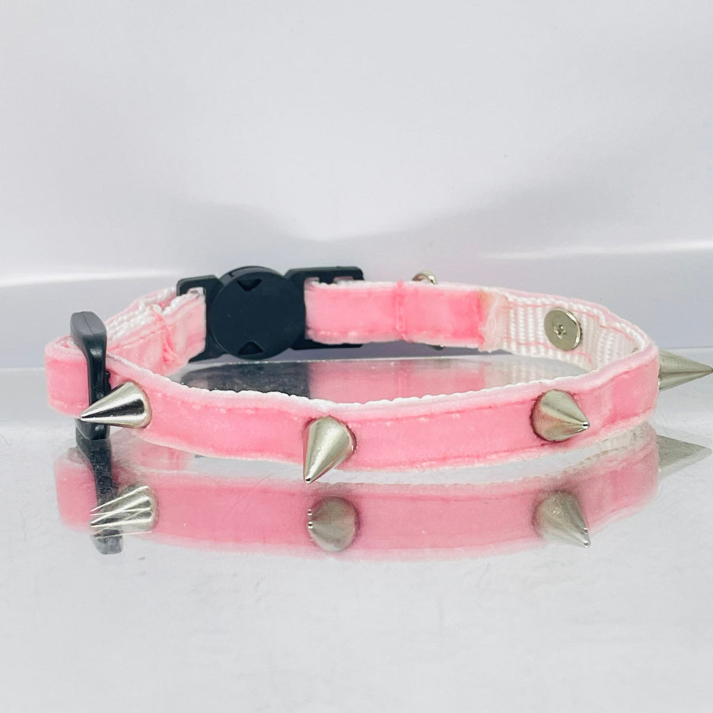 Samtrosa Katzenhalsband mit Nieten und Sicherheitsverschluss – Rock-Kitty-Style für wilde Katzen!