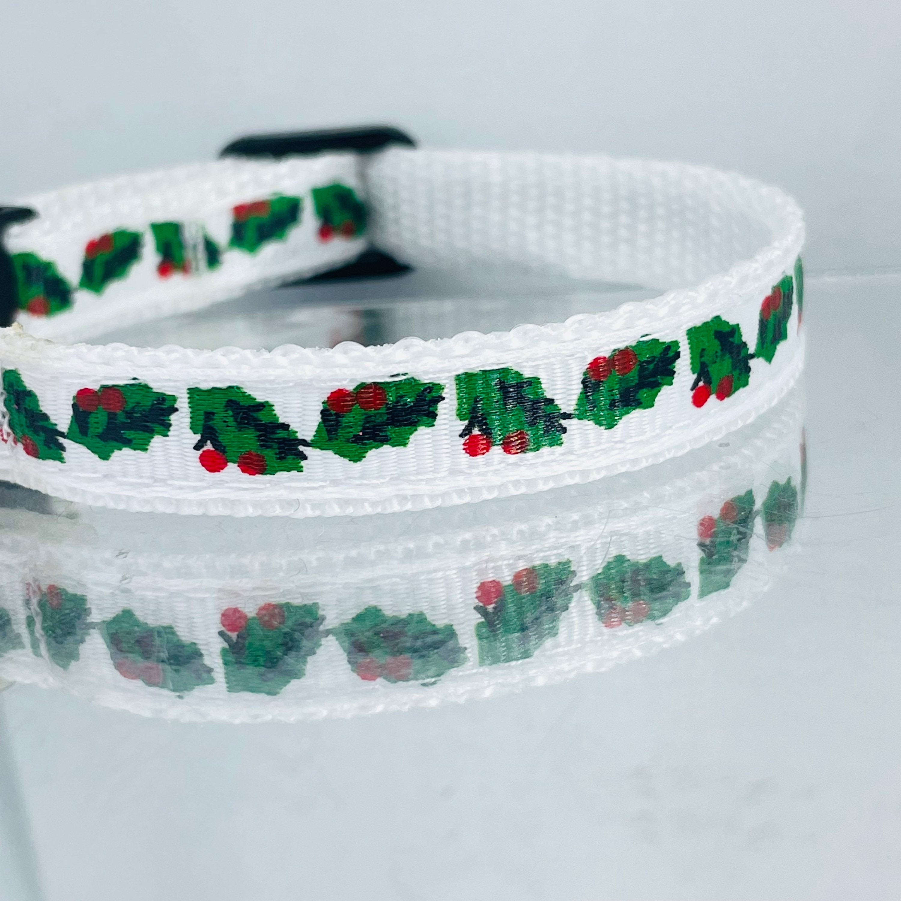 Weihnachtskatzenhalsband „Holly Jolly“ mit Anhänger und Glöckchen