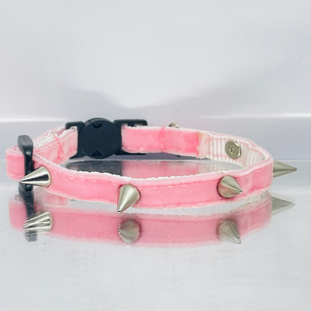 Samtrosa Katzenhalsband mit Nieten und Sicherheitsverschluss – Rock-Kitty-Style für wilde Katzen!