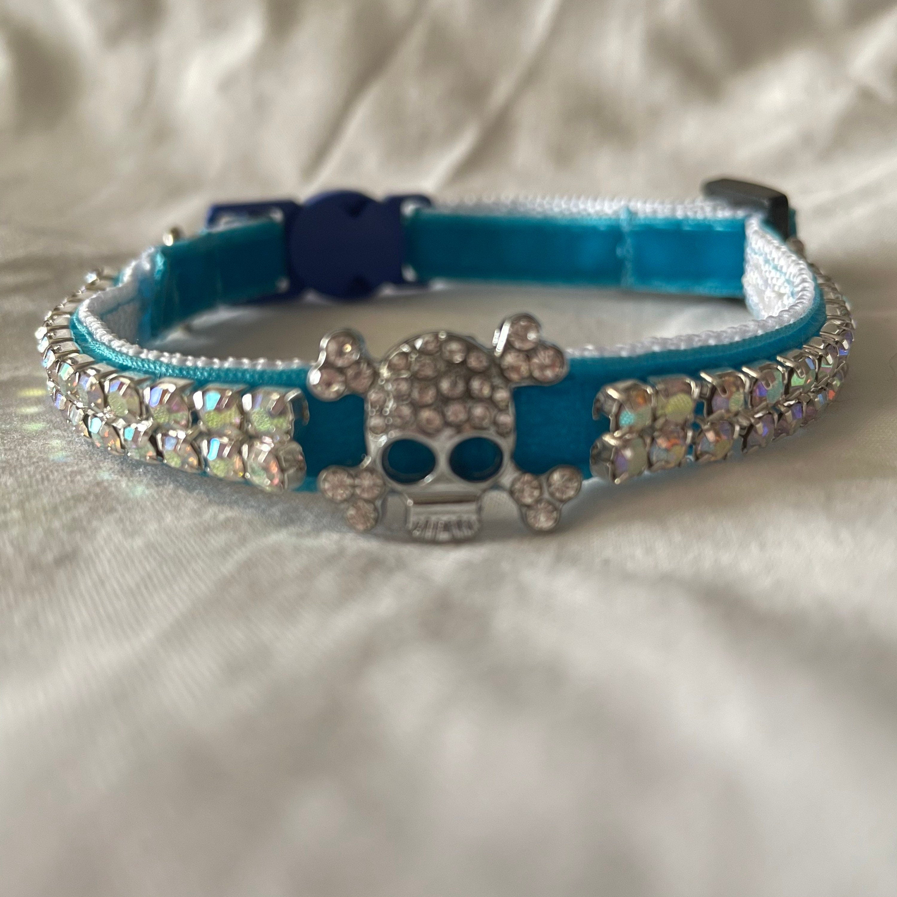 Samt Kristall Totenkopf Katzenhalsband mit Sicherheitsverschluss und Glöckchen