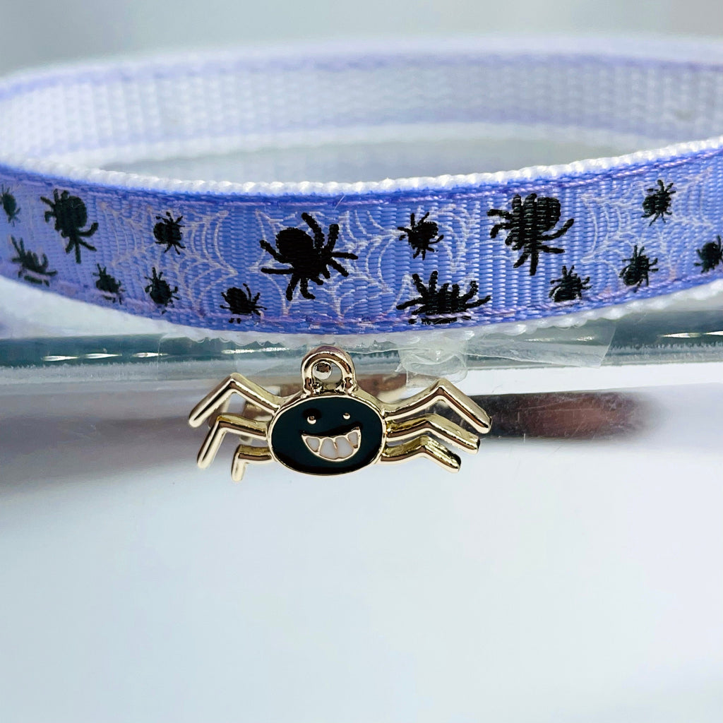 Spinnennetz-Katzenhalsband mit Glöckchen: Sicherheitsverschluss mit Sollbruchstelle