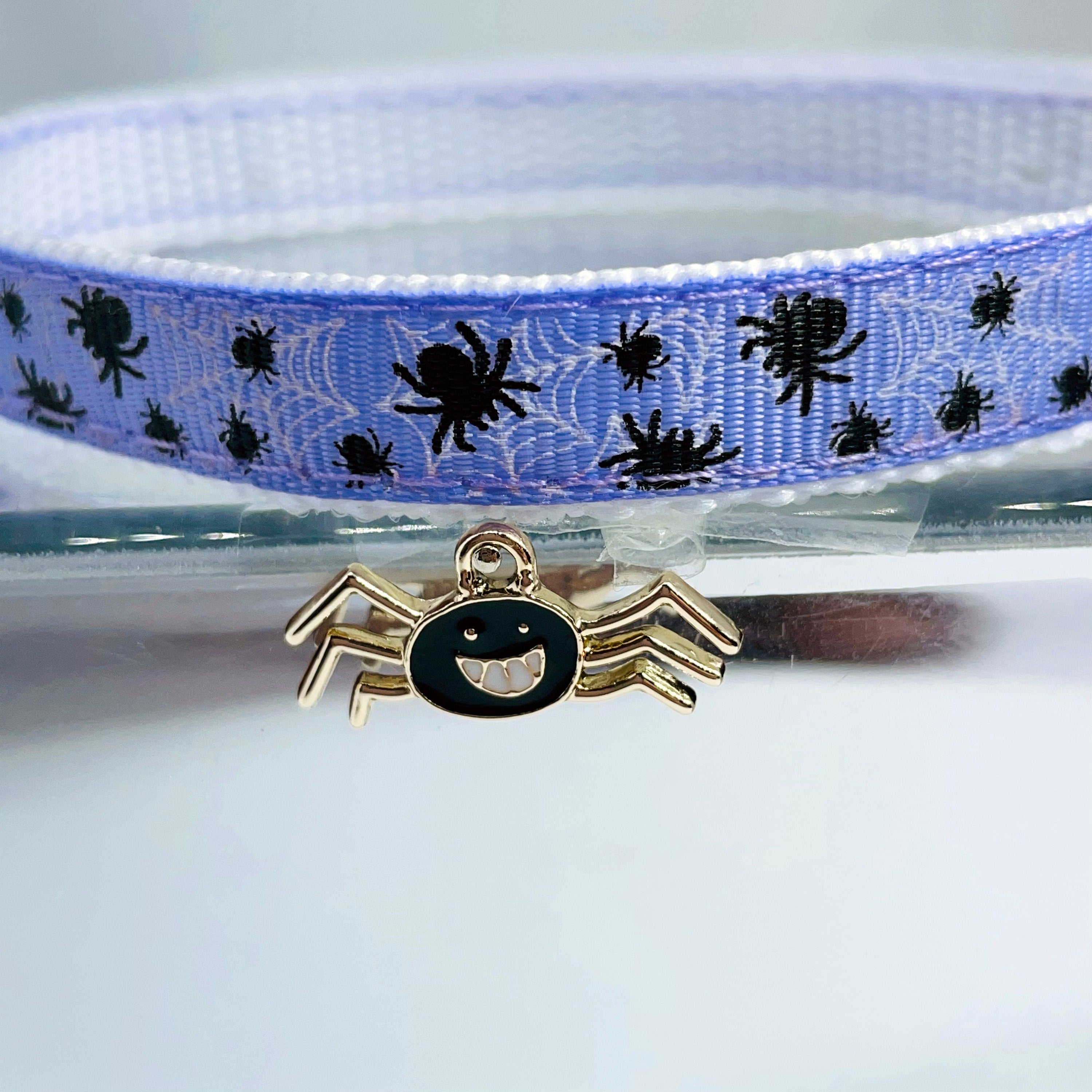 Spinnennetz-Katzenhalsband mit Glöckchen: Sicherheitsverschluss mit Sollbruchstelle