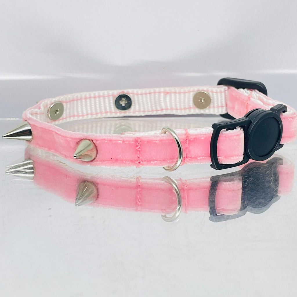 Samtrosa Katzenhalsband mit Nieten und Sicherheitsverschluss – Rock-Kitty-Style für wilde Katzen!